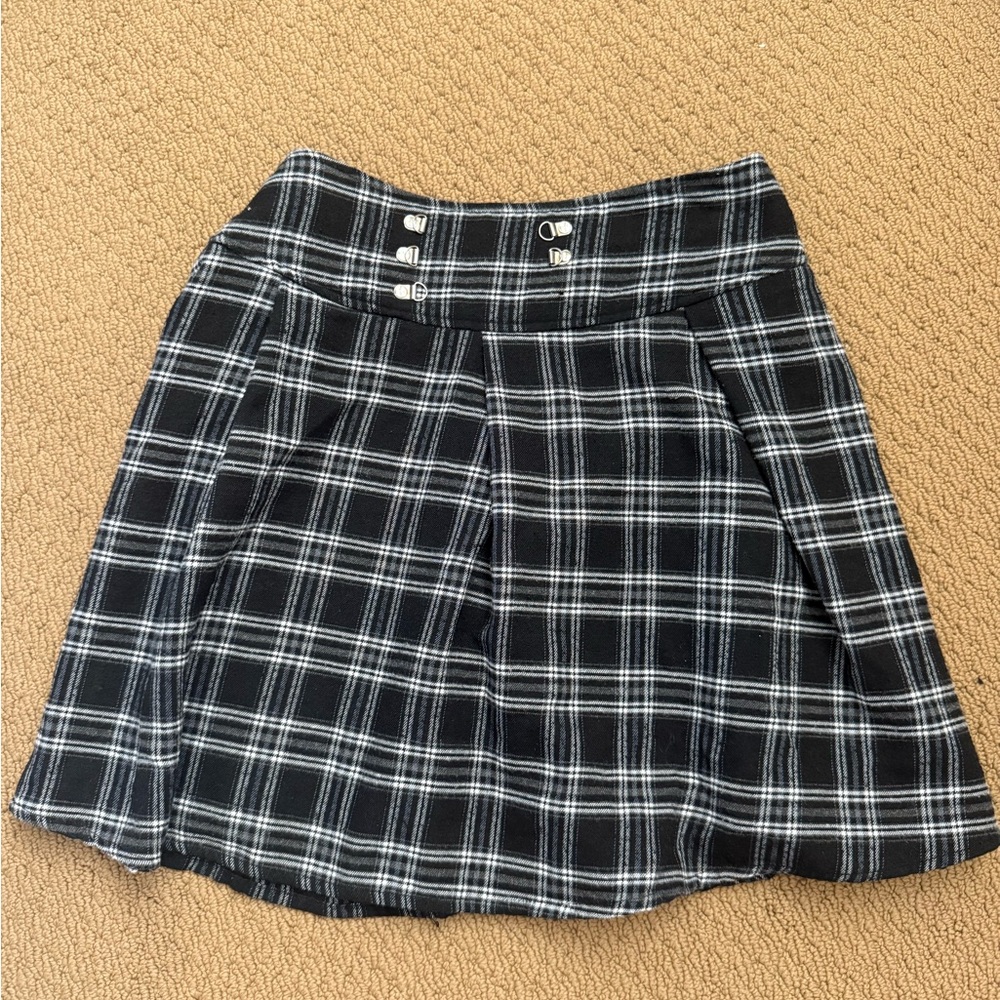 Women’s Black and white plaid skirt (no tag) size L
